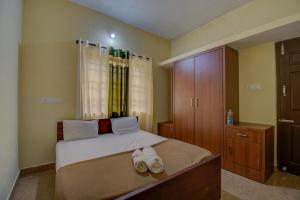 Postel nebo postele na pokoji v ubytování Holidayincoorg Cozy Nest