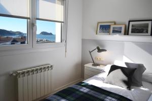 a bedroom with a bed and a window at ATeRIAN ONDAR GAIN in Zarautz