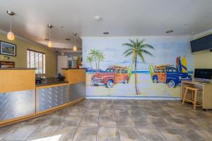 a room with a mural of cars on the wall w obiekcie Ocean Pacific Lodge w mieście Santa Cruz