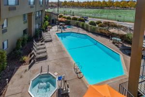 een uitzicht over een zwembad in een appartementencomplex bij Ocean Pacific Lodge in Santa Cruz