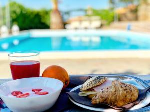 un piatto di cibo con un cesto di frutta e una bevanda di Hotel Vatluna a Vetulonia