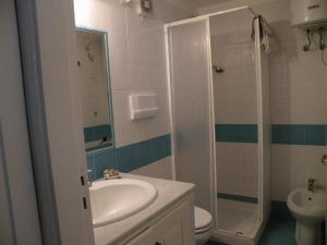 La salle de bains est pourvue d'un lavabo, de toilettes et d'une douche. dans l'établissement La Dolce Meta, à Meta