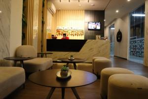 Front One Inn Kediri TV 또는 엔터테인먼트 센터