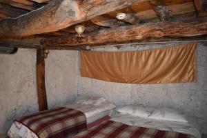 Un pat sau paturi într-o cameră la ŞATO Köyevi-Selendi