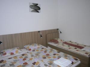 two beds in a small room with at Fanni Budapest Guesthouse in Budapest