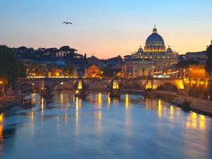 ローマにあるB&B Momenti Romaniの夜の川橋