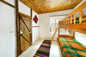 Habitación con litera y escalera de madera en Domnika en Bŭlgarevo