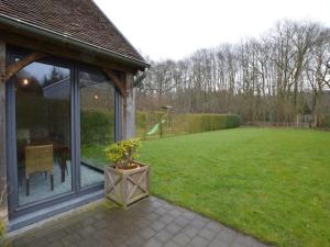 een huis met een tuin met een groot raam bij Cozy Holiday Home in Aalter near Lake in Maria Aalter