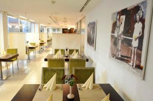 Reštaurácia alebo iné gastronomické zariadenie v ubytovaní Hotel EMPIRE