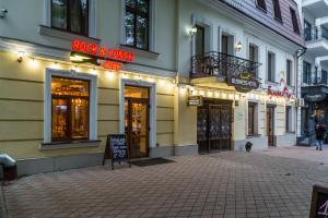 szereg sklepów na ulicy w mieście w obiekcie Boomerang Business Hotel w Odessie