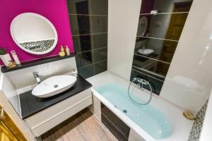 Kúpeľňa v ubytovaní Cozy Downtown Studio Apartment