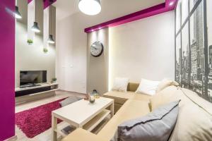 Televízia a/alebo spoločenská miestnosť v ubytovaní Cozy Downtown Studio Apartment