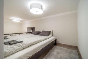 Posteľ alebo postele v izbe v ubytovaní Cozy Downtown Studio Apartment
