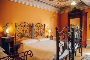 a bedroom with a bed in a room with orange walls at Villa Moris bed and breakfast in Tavarnelle in Val di Pesa