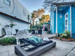 un patio con sofá y mesa frente a una casa en 4 BR - Sleeps 8! Celebrity Villa Next to Frenchman St en Nueva Orleans
