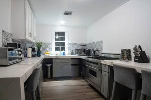 4 BR - Sleeps 8! Celebrity Villa Next to Frenchman St