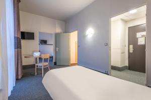 TV a/nebo společenská místnost v ubytování B&B HOTEL Quimper Sud Bénodet