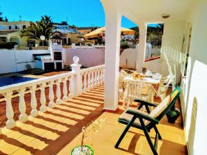 un balcón de una casa con mesa y sillas en Villa Encanto, en Peñíscola