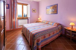 une chambre avec un lit et une fenêtre dans l'établissement Agriturismo Fattoria Santo Stefano, à Greve in Chianti