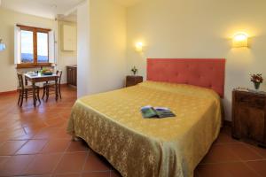 A bed or beds in a room at Agriturismo Fattoria Santo Stefano