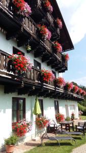 a building with flowers on the side of it at Ferienwohnung Leeb in Sirnitz