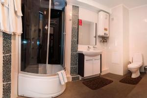 Koupelna v ubytování Mark Plaza Hotel