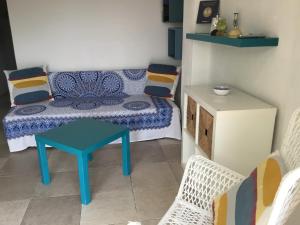 フォンターネ・ビアンケにあるCasetta in Riva al Mareのベッド、テーブル、椅子が備わる客室です。