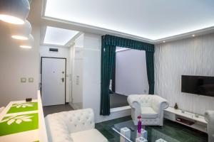 Televízia a/alebo spoločenská miestnosť v ubytovaní Royal Apartment in City Centre