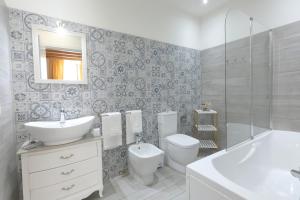 Kúpeľňa v ubytovaní "Suliscenti" Dimora Siciliana B&B + 34 fotografií