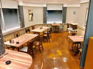 Um restaurante ou outro lugar para comer em New Commander Hotel Osaka Neyagawa