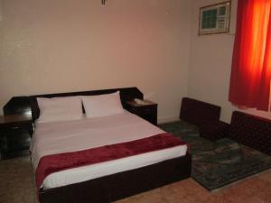 En eller flere senger på et rom på Al Meshan Hotel
