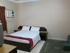 Habitación de hotel con cama y TV en Al Meshan Hotel, en Al Wudayy