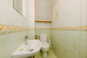 Kúpeľňa v ubytovaní ShortStayPoland Krochmalna (B39) + 8 fotografií