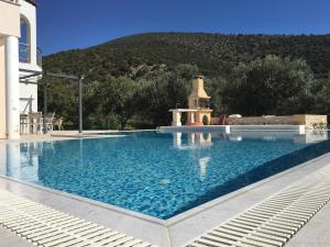 a swimming pool with a mountain in the background at Luxe Villa Livadia, 10 personen in Kandia