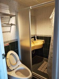 A bathroom at Little Paradise Inn