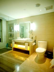 Ett badrum på Grand View Hotel Tianjin