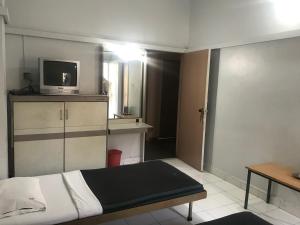 Maurya Residency tesisinde bir odada yatak veya yataklar