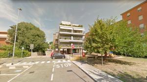 ボローニャにあるAppartamento Emilioの建物前駐車場