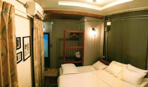 a bedroom with a bed and a green wall at Zeds Hostel Bangkok in Bangkok