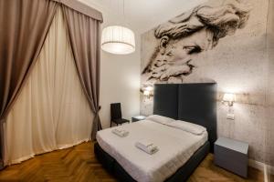 Schlafzimmer mit einem Bett mit Wandgemälde in der Unterkunft Daphne Guest House in Florenz