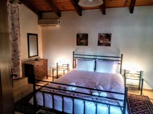 una camera con un letto e un comò con due lampade di Casa di Maria a Rethymno