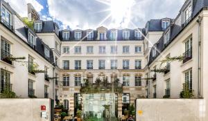 パリにあるKube Hôtel Parisの太陽の背後にある白い大きな建物