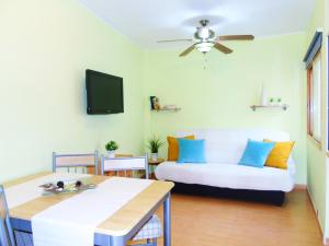 a living room with a couch and a tv at Pepita Penthouse with Terrace & WiFi, close to the Teresitas Beach in San Andrés