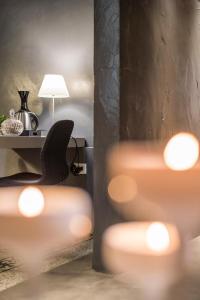 una habitación con una silla y una mesa con una lámpara en Palazzo del Papa en Siena