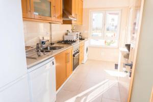 Kitchen o kitchenette sa Apartments Baleal: Sunshine by the Pool