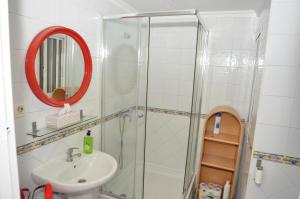 y baño con ducha, lavabo y espejo. en Big room in heart dowtown en Málaga