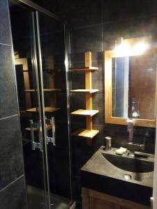 Ένα μπάνιο στο Studio cosy entrée les Evons Résidence Le BRELIN