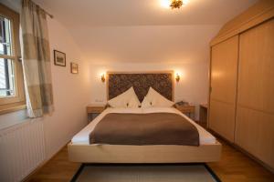 sypialnia z dużym łóżkiem w pokoju w obiekcie Chalet Karin w mieście Sankt Anton am Arlberg +37 zdjęć