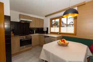 Kuchnia lub aneks kuchenny w obiekcie Chalet Karin