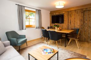 een woonkamer met een tafel en stoelen bij Chalet Karin in Sankt Anton am Arlberg